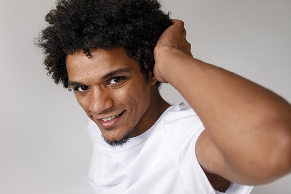 Hombre con pelo afro