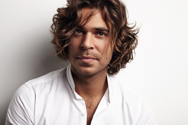 Hombre con pelo ondulado