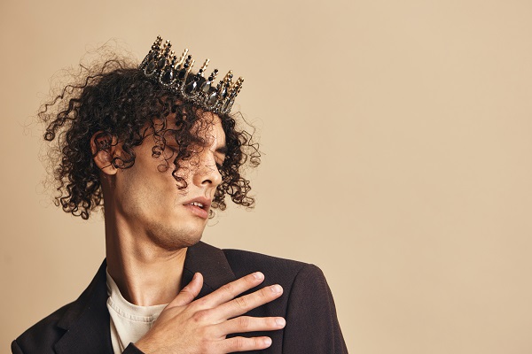 Hombre con pelo rizado