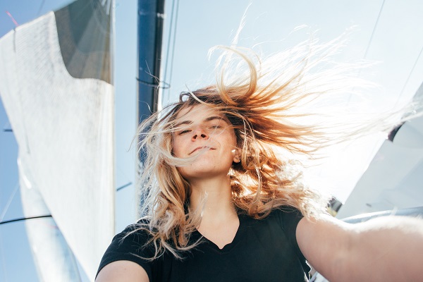 Rayos de sol en el pelo de una mujer en verano