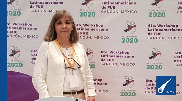 La doctora Mónica Rolando posando en la 6º Workshop Latinoamericano de Trasplante Capilar