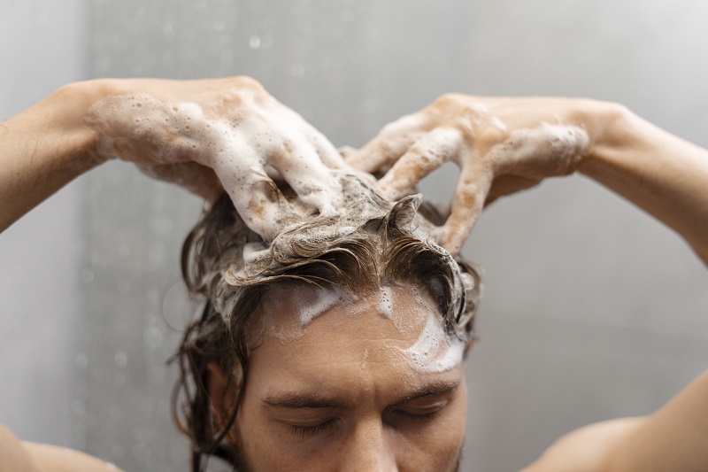 Masajear el cabello con el champú de aceite de argán