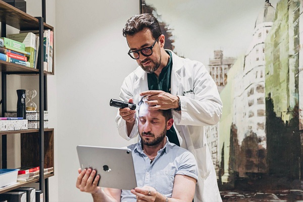 Doctor David Arbeláez realizando una revisión capilar