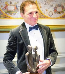 Dr. Alberto Lajo recibiendo un premio