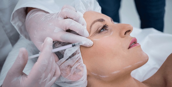 Tratamiento de relleno facial con ácido hialurónico por el doctor Julián Bayón Díaz