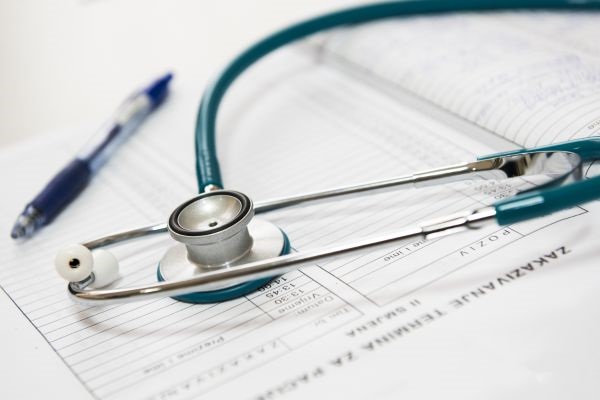 Estetoscopio encima de la mesa representando el diagnóstico de la dermatitis seborreica