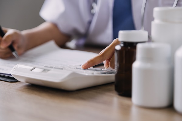 Doctora realizando un tratamiento para la dermatitis seborreica