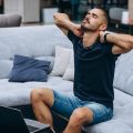 Hombre con tensión en la espalda necesita relajante muscular