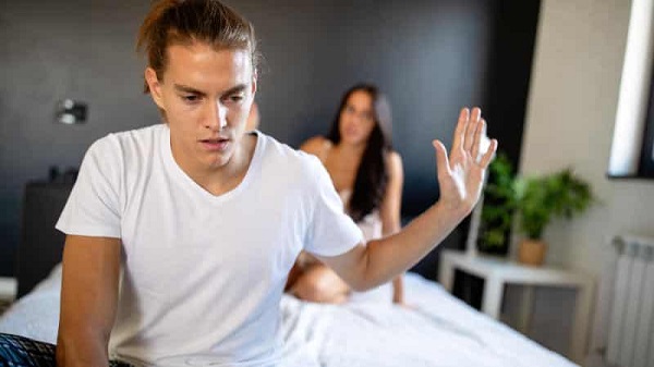 Pareja teniendo celos en una conversación en la cama