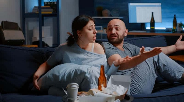 Pareja peleándose representando una lucha constante