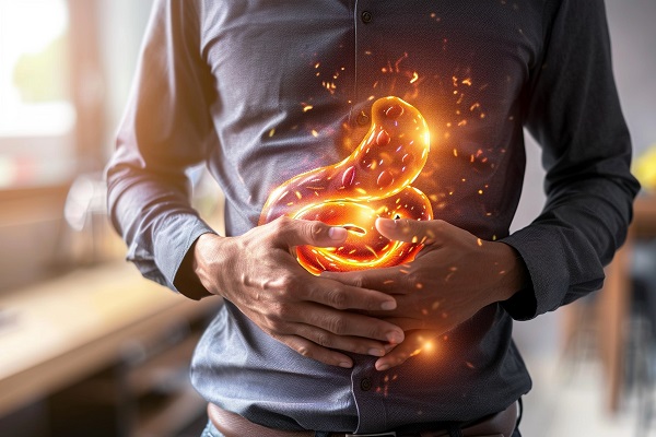 Hombre con las manos en el estómago representando la enfermedad por reflujo gastroesofágico