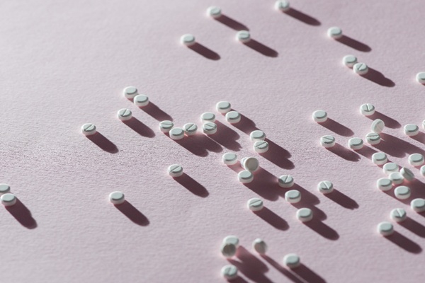 Pastillas sobre la mesa representando los corticosteroides